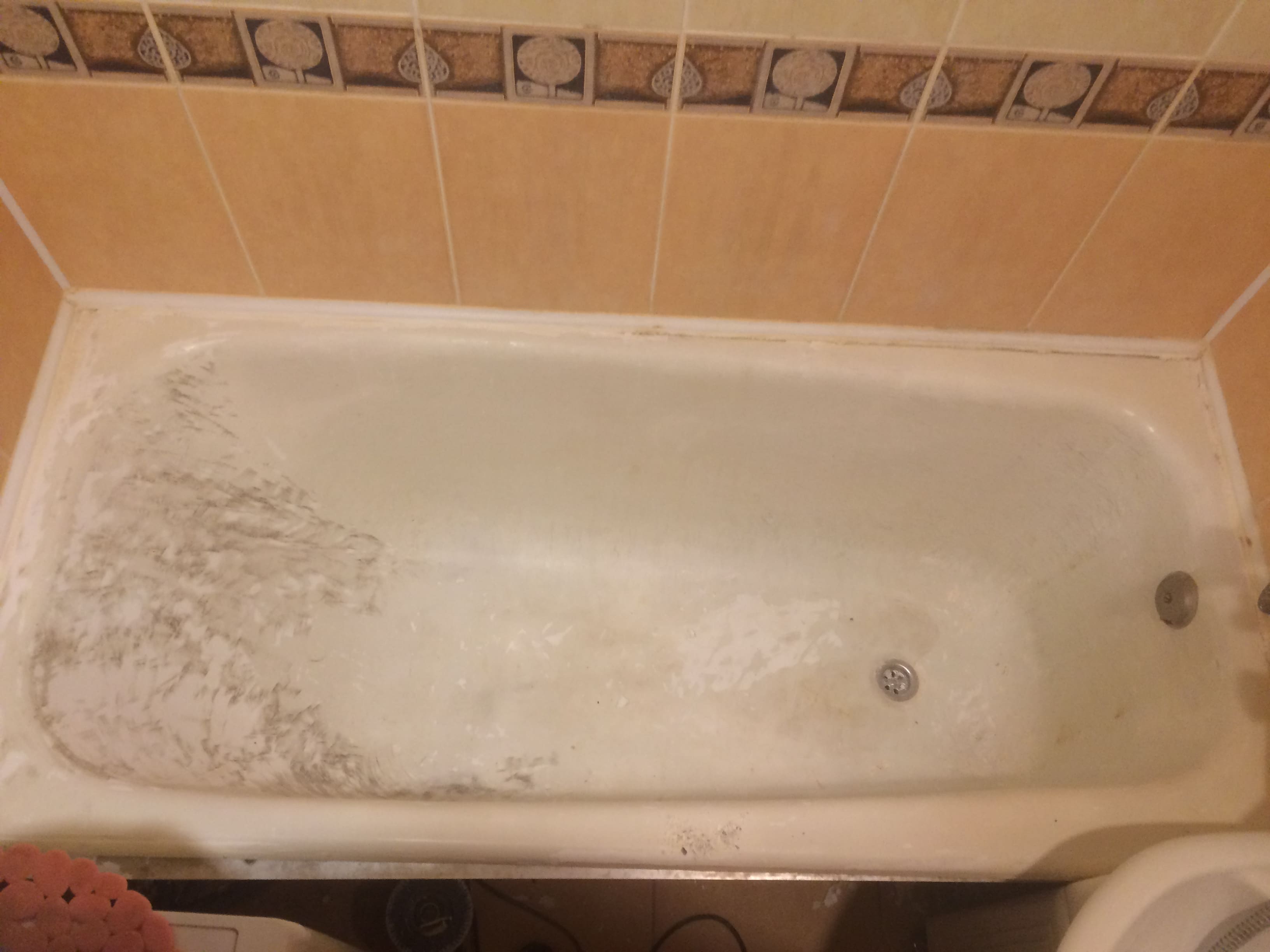 Старый чугуннные ванны. Бежевая наливная ванна. Демонтаж старой ванны. Чугунная ванна в старой квартире. Сдать старую ванну