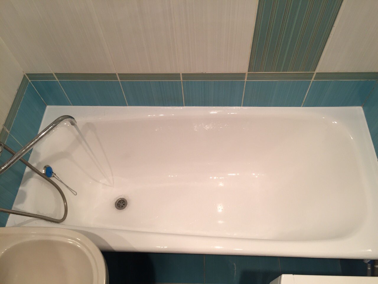 Реставрация ванны телефон. Покрытие ванны. Покрытие ванны эмалью. Ванна эмалированная голубая. Стальная ванна без эмали.